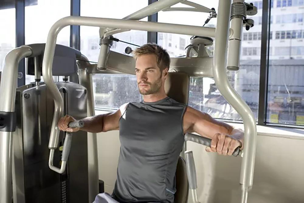 Equipamento de fitness essencial para exercícios de músculos do peito - treinador de impulso no peito sentado