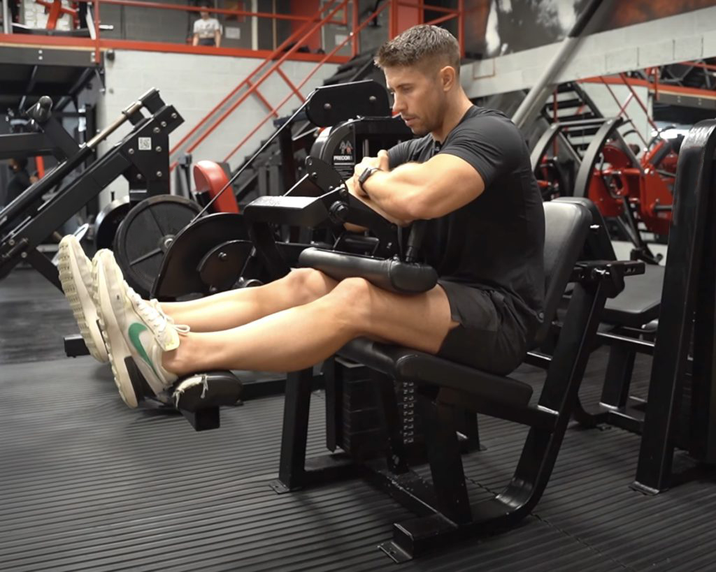 Como usar a máquina flexora de pernas sentada