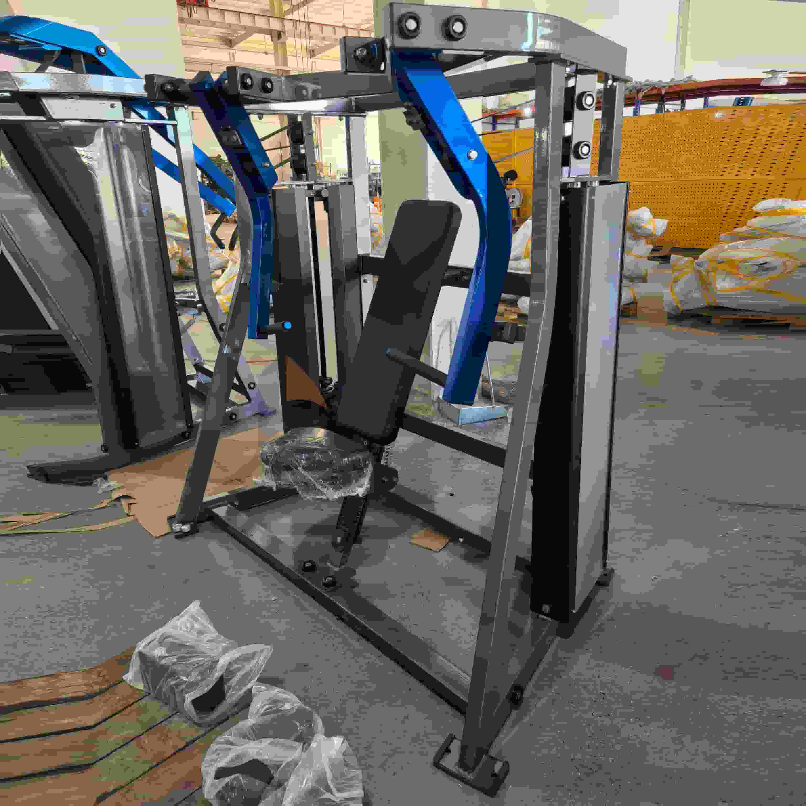 Prensa de peito com declínio carregado com pino